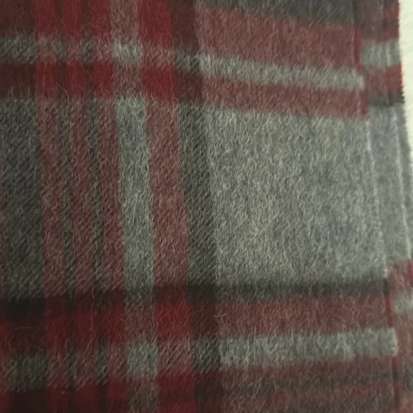 CASHMERE BLACK SAKS FIFTH AVENUE Scarf with Red and Gray Stripes - Picture 3 of 3
